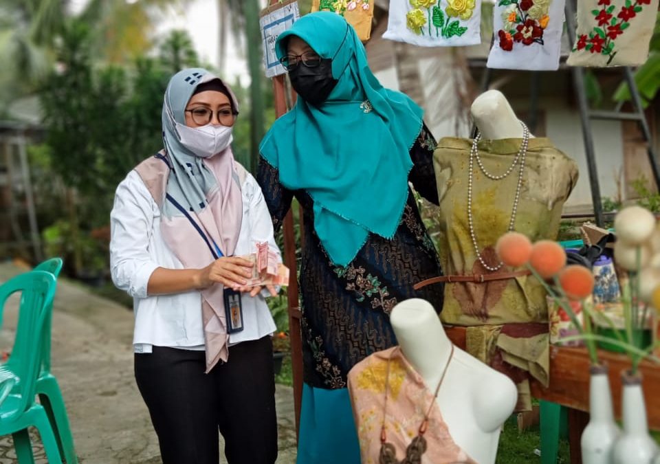 Stand kerajinan kriya PKK Desa Kutasari Bersama Pemdes Kutasari kita gali potensi Pemberdayaan