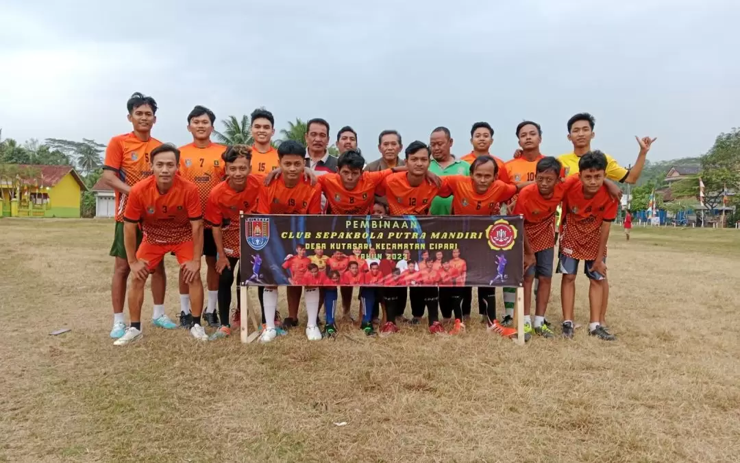 “Menumbuhkan Minat Anak Muda dalam Olahraga melalui Pembinaan Club Sepak Bola Putra Mandiri Desa Kutasari”