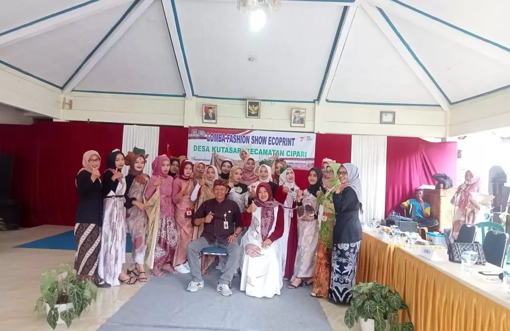 “Tren Eko-Kreatif: Eksplorasi Ecoprint untuk Gaya Berkarakter dalam Memperingati HUT RI ke-78 Desa Kutasari”